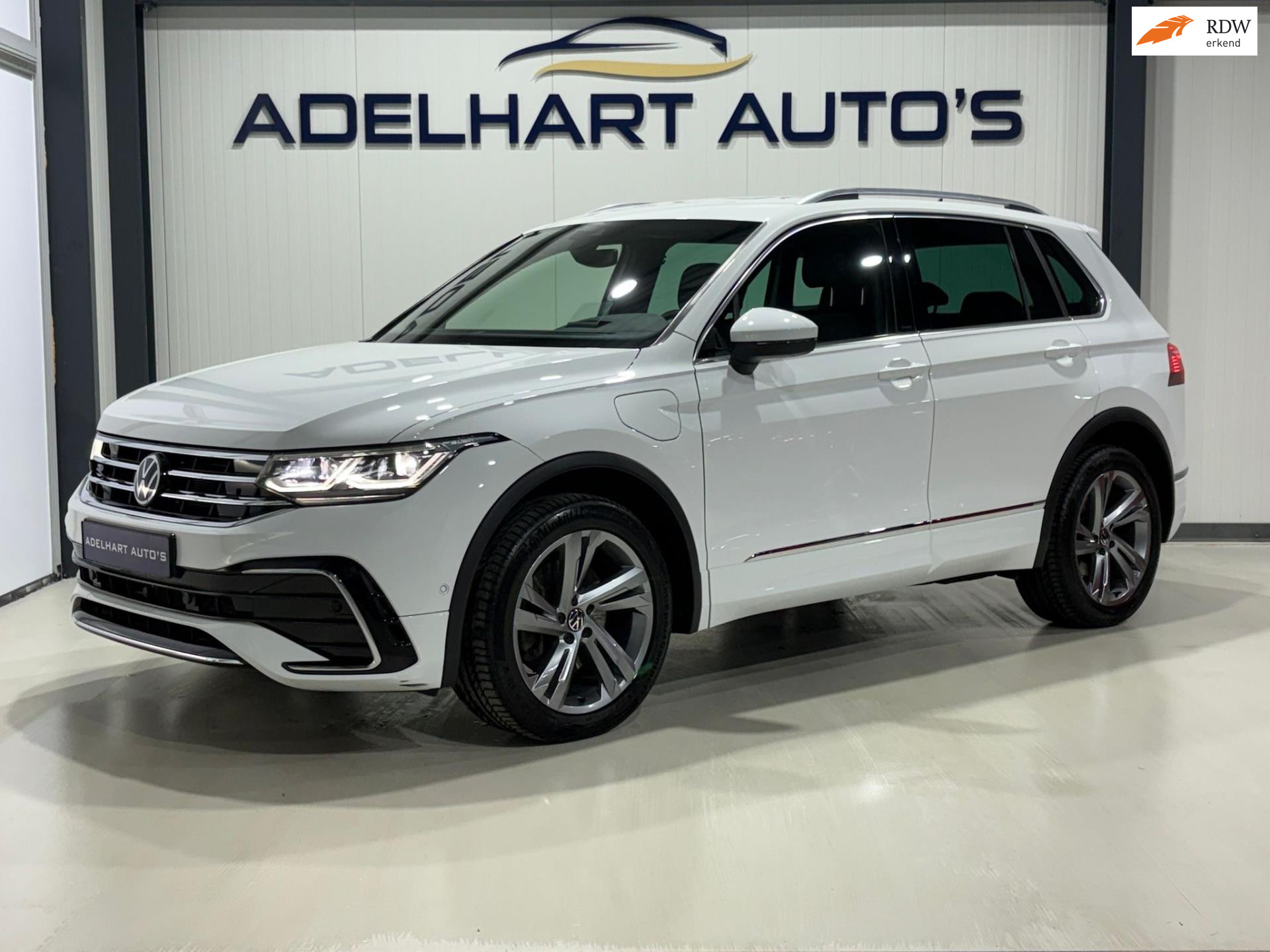 Volkswagen Tiguan 1.4 TSI eHybrid R-Line Business+ 245 PK Automaat / Navigatie full map / Camera / Lederen interieur / Cruise 50423525-0.jpg | Adelhart Auto's
