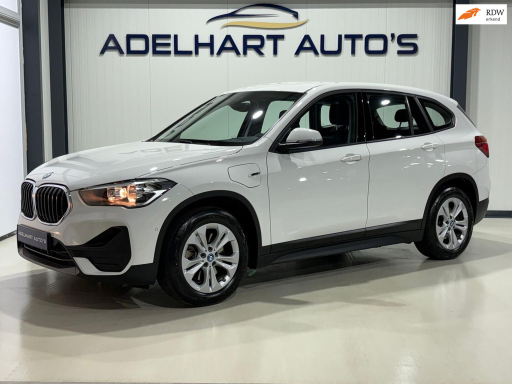 BMW X1 XDrive25e Executive Automaat / Navigatie full map / Cruise control / Climate control / Keyless / etc.. 50736436-0.jpg | Adelhart Auto's